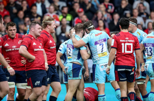 Luke Cowan-Dickie celebrates his try