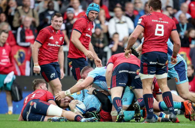 Luke Cowan-Dickie scores a try