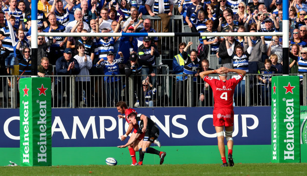 Freddie Burns fails to ground the ball to score a try late in the game as he is dispossessed by Maxime Médard