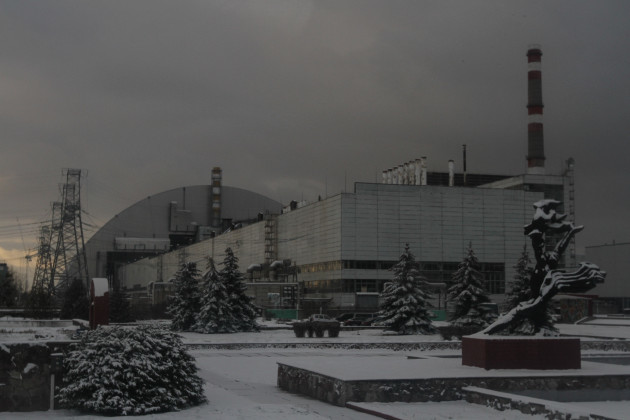 Ukraine: Chornobyl reactor 4 confinement ceremony