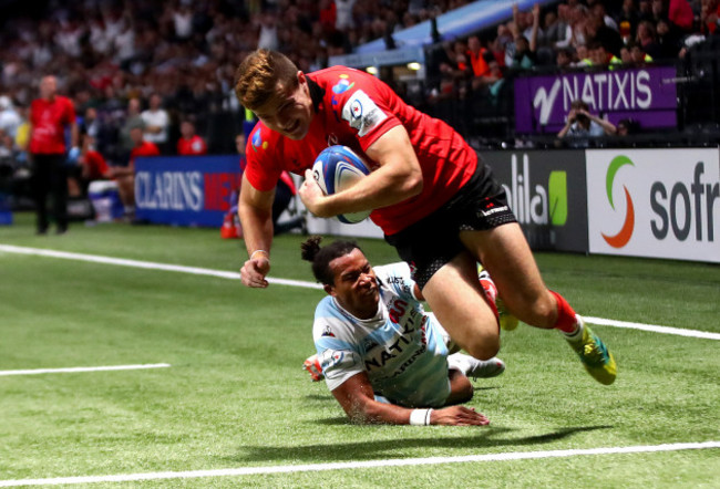 Jacob Stockdale scores his sides second try despite Teddy Thomas