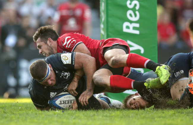 Sean Cronin scores a try despite the efforts of Zack Holmes