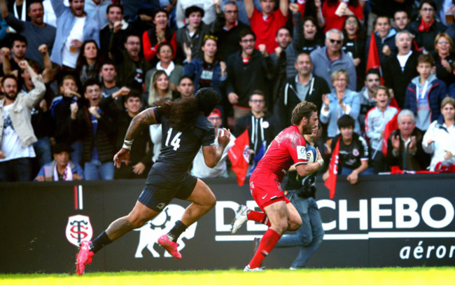 Maxime Médard runs in to score a try