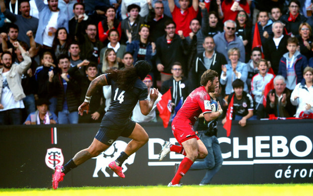 Maxime Médard runs in to score a try