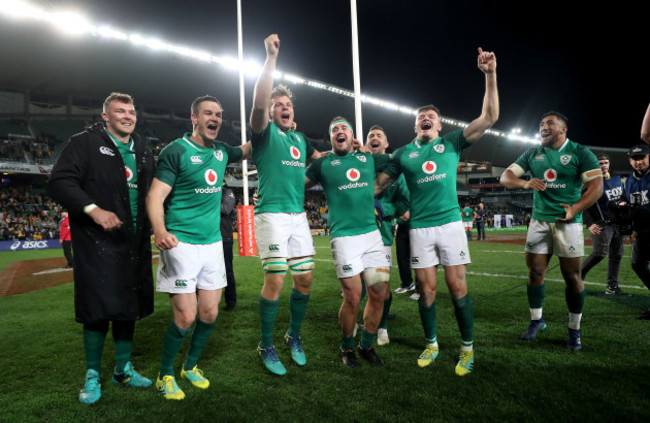 Peter O'Mahony, Johnny Sexton, Jordi Murphy Rob Herring, Rob Kearney, Jacob Stockdale and Bundee Aki celebrate after the game