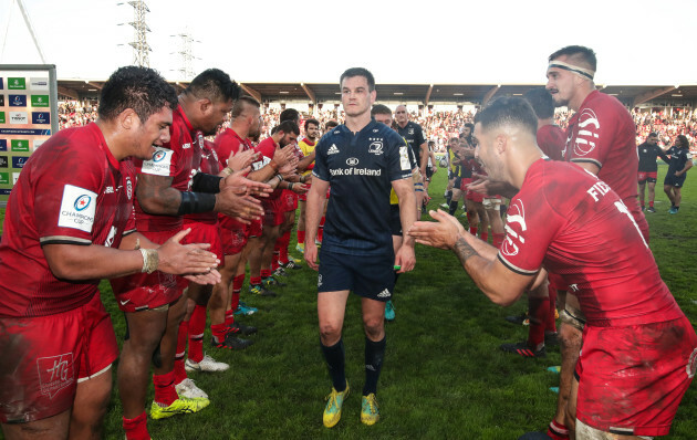 Toulouse players applaud Jonathan Sexton off the field