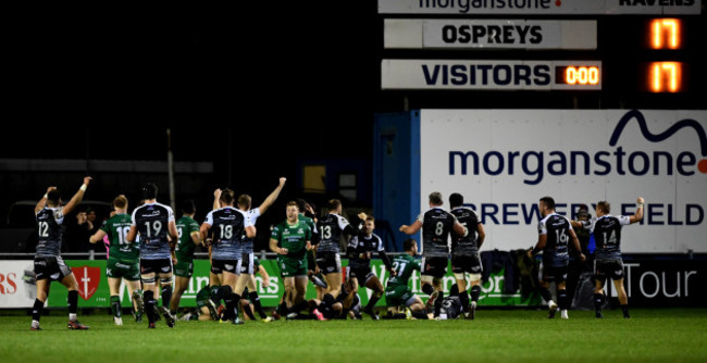 Ospreys celebrate the winning try