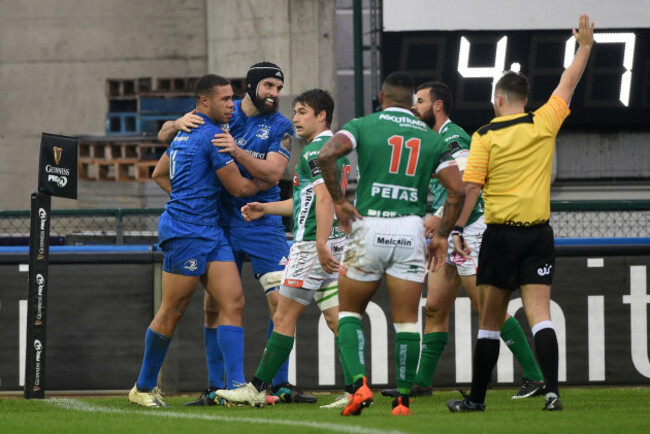 Adam Byrne celebrates his try with Scott Fardy