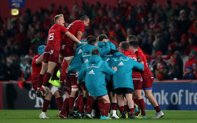 Rory Scannell celebrates his winning penalty with his teammates