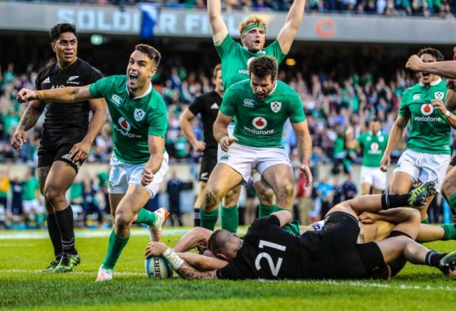 Conor Murray celebrates Robbie Henshaw's try