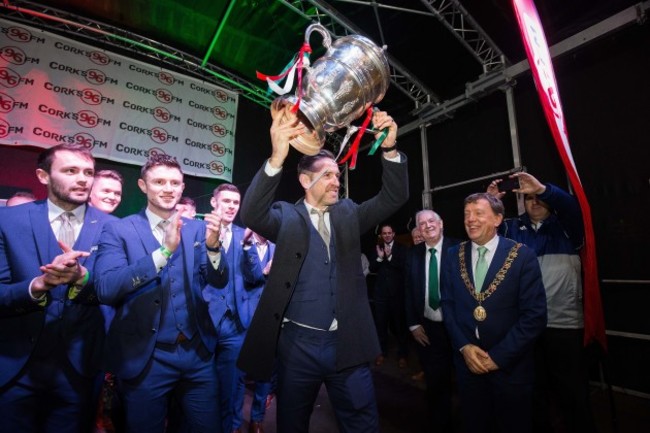 Alan Bennett lifts The Irish Daily Mail FAI Cup