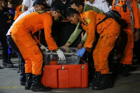 Indonesia: Search and Rescue Personnel Lion Air Flight Crashes Into Sea Off Jakarta