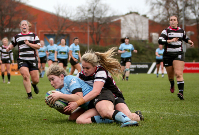 Orla Dixon scores a try