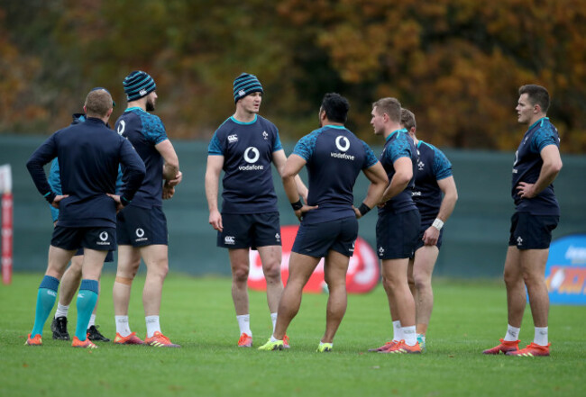 Jonathan Sexton speaks with Keith Earls, Robbie Henshaw, Bundee Aki, Jordan Larmour, Kieran Marmion and Jacob Stockdale