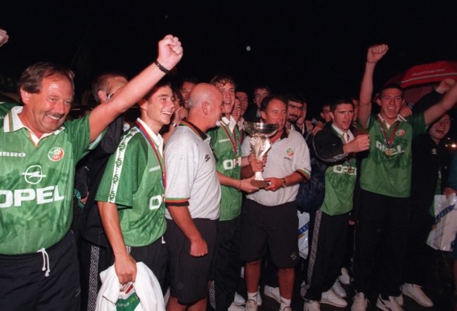 The team and management celebrate at the airport 27/7/1998
