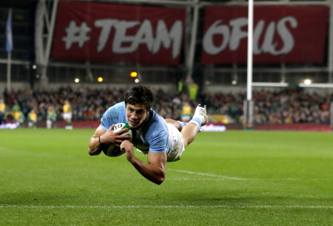 Bautista Delguy scores a try