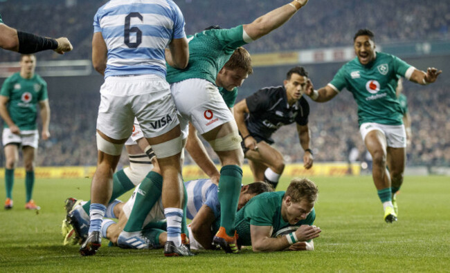 Kieran Marmion scores his sides first try