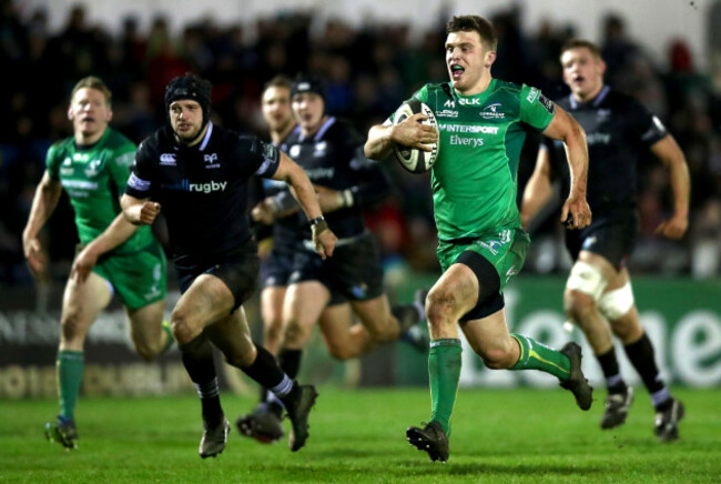 Tom Farrell breaks free to score his sides second try