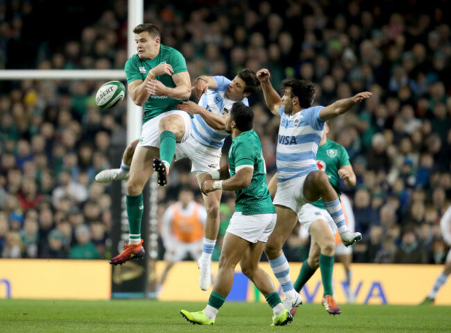 Jacob Stockdale competes for a high ball with Matias Orlando and Bautista Delguy