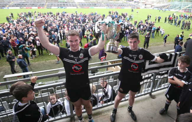 Darragh O'Hanlon and Darryl Branagan lift the trophy