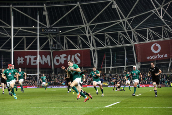 Jacob Stockdale scores their first try