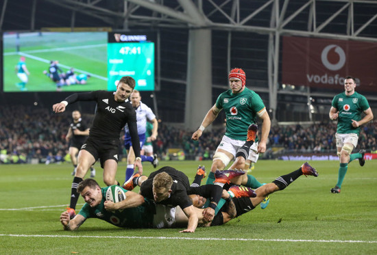 Jacob Stockdale scores their first try