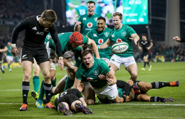 Jacob Stockdale celebrates scoring their first try with Josh van der Flier