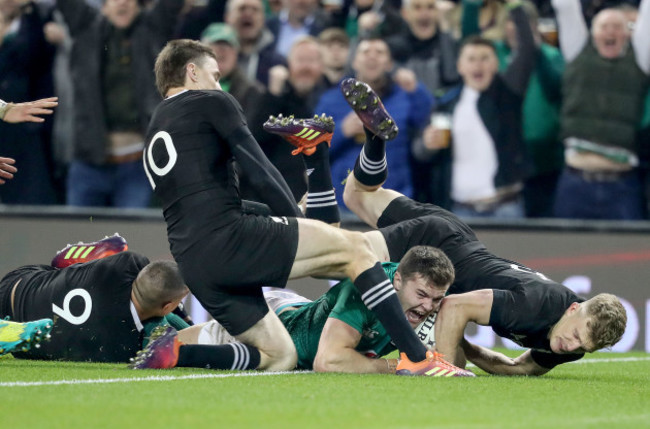 Jacob Stockdale scores their first try