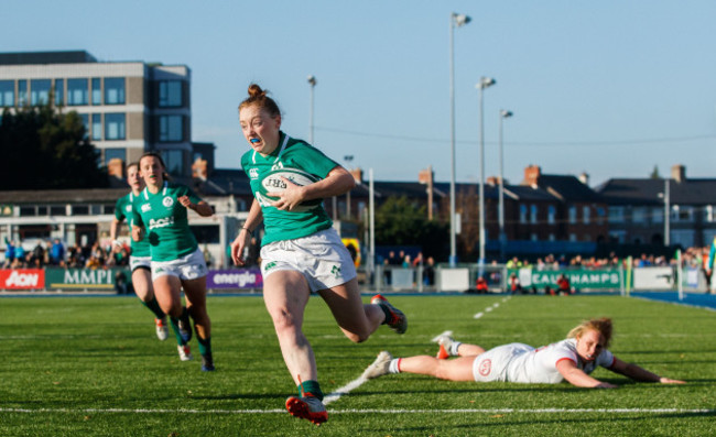 Laura Sheehan runs in a try