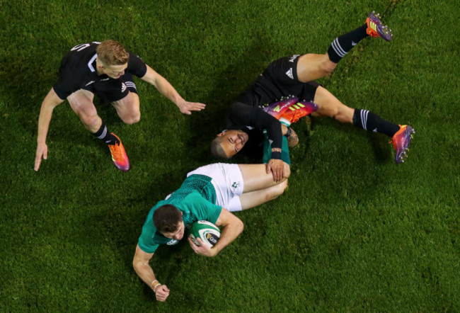 Jacob Stockdale scores a try despite Damian McKenzie and Aaron Smith