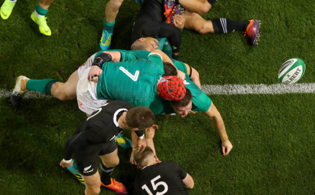 Jacob Stockdale celebrates scoring a try with Josh van der Flier