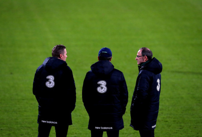 Martin O'Neill speaks with Roy Keane and Steve Guppy