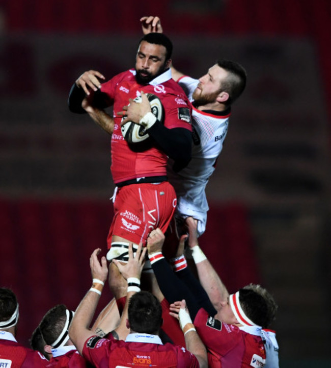 Uzair Cassiem and Alan O'Connor compete for a lineout