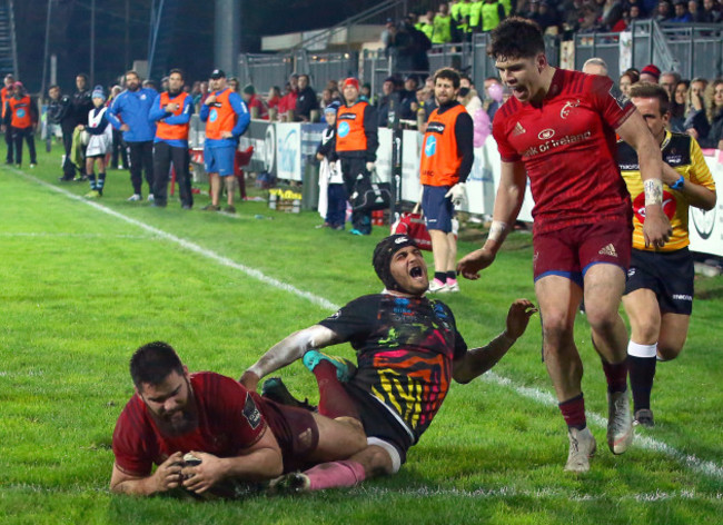 Kevin O’Byrne scores a try