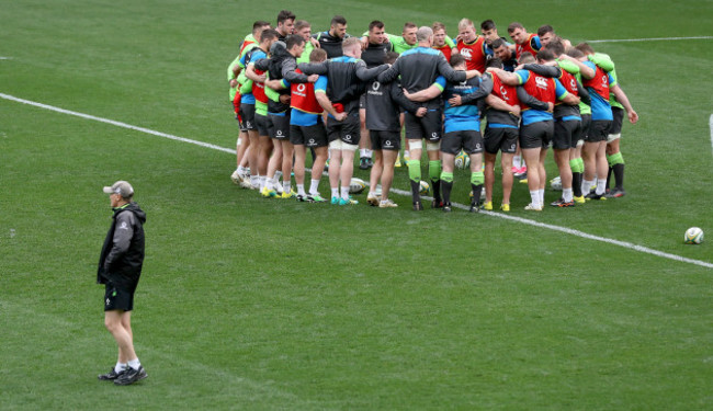 Joe Schmidt alongside the team huddle