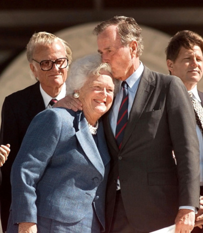 US - BUSHES KISS AT LIBRARY