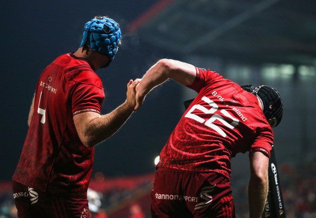 Tyler Bleyendaal celebrates scoring a try with Tadhg Beirne
