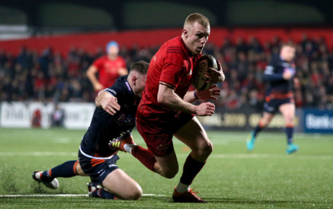 Keith Earls scores a try despite David Cherry