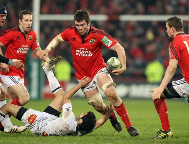 Peter O'Mahony runs over Thierry Lacrampe