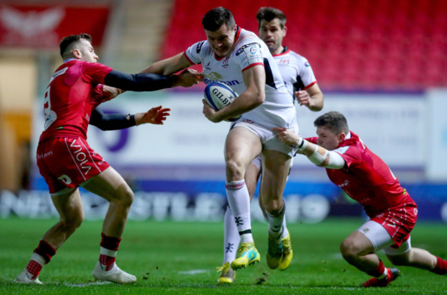 Jacob Stockdale runs in a try despite Gareth Davies and Steff Evans