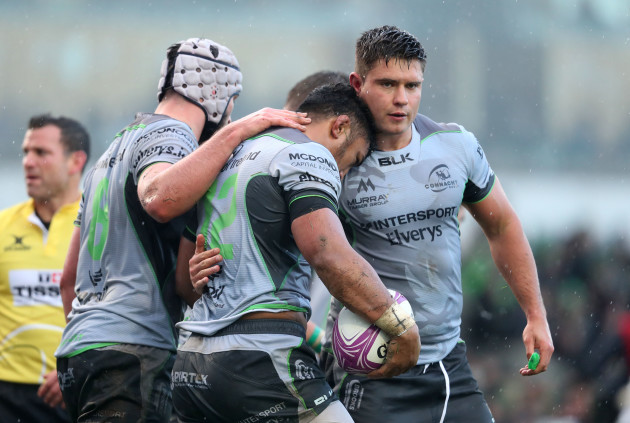 Bundee Aki scores a try and is congratulated by James Connolly and David Heffernan