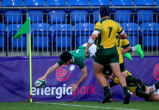 Andrew Smith scores a try