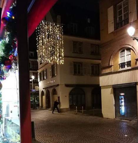 France, Strasbourg: Shoot at Strasbourg christmas market. At least one dead and some injured e / Panic on the streets