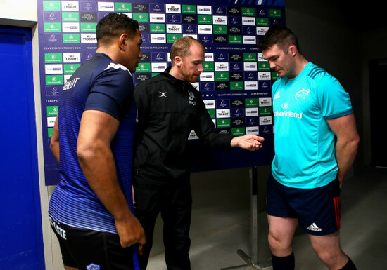 Mathieu Babillot and Peter O’Mahony with referee Wayne Barnes during the coin toss