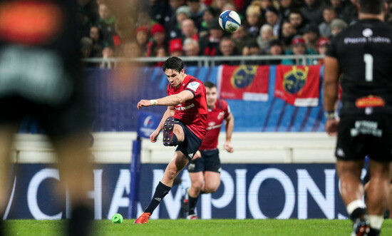 Joey Carbery kicks a penalty