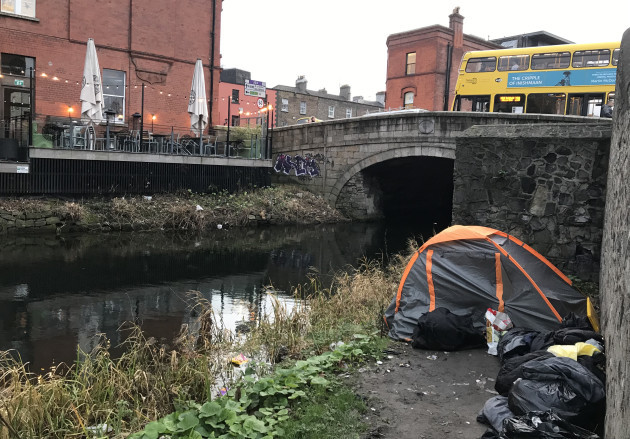 17/12/2018 A tent beside Baggot Street bridge in Dublin. Photo: RollingNews.ie