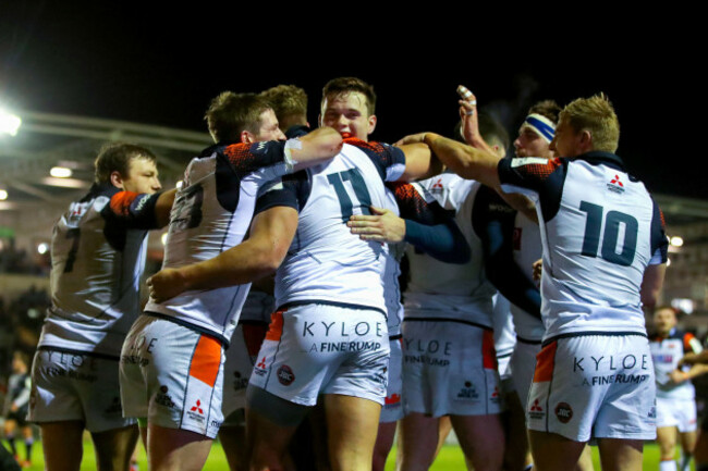 Duhan van der Merwe celebrates scoring a try with teammates