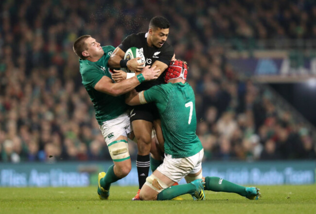 CJ Stander and Josh van der Flier tackle Richie Mo'unga