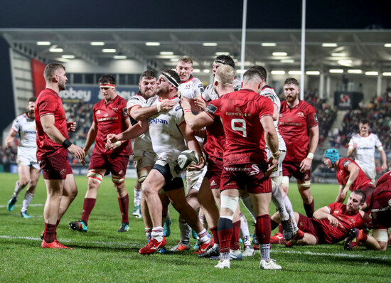 Rob Herring scores a try