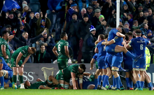 Leinster players celebrate Andrew Porter's winning try